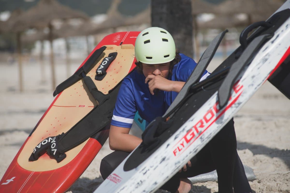 wingfoil-rider-preparing-equipment